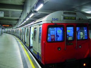 Eine Londoner U-Bahn fuhr vor einigen Jahren trotz geöffneter Türen ab, obwohl alle Systeme korrekt arbeiteten. Solche riskanten Zwischenfälle, die oft auf Bedienfehler zurückgehen, gilt es zu vermeiden. (Bild: sxc.hu)