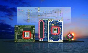 LabView-Einsteckmodule mit skalierbarer Rechenleistung, vom Dual-Core-ARM-Cortex-A9 SOM mit FPGA (mitte) über Mixed-Signal-DSP-Scheckkartenrechner (links) bis zum Mikrocontroller-Multichip-Modul im Briefmarkenformat (rechts). (Bild: Schmid Elektronik AG)