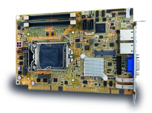 Trotz der halben Baulänge können ein PCIe x16 oder zwei PCIe x8 oder ein PCIe x8 und zwei PCIe x4 Slots mit Hilfe einer zusätzlichen Backplane realisiert werden. (Bild: ICP Deutschland GmbH)