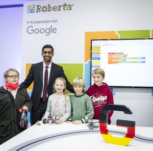 Google CEO Sundar Pichai beim Open Roberta Stand auf dem IT-Gipfel-Camp in Saarbruecken / 17.11.16 (Bild: Fraunhofer-Institut für Intelligente Analyse- und Informationssysteme IAIS)